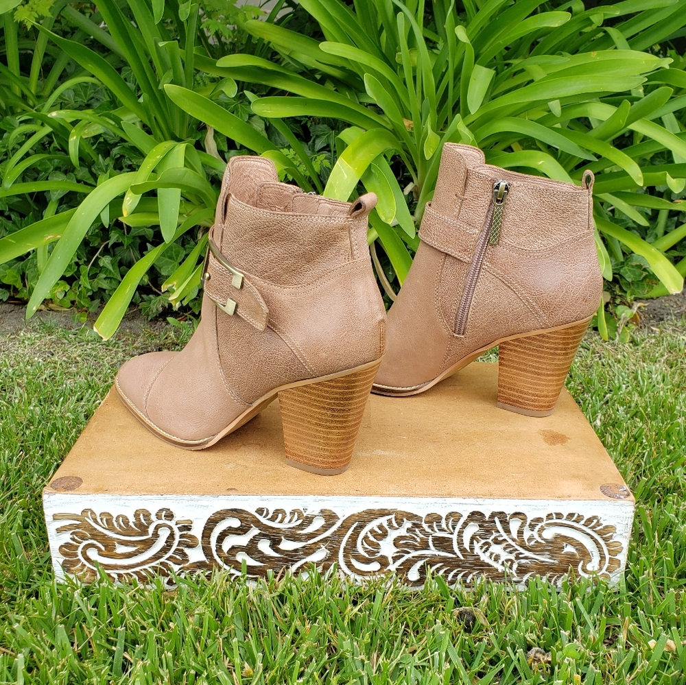 Beautiful Donald J. Pliner Natural/Neutral Leather Buckle Booties - Picture 8 of 13